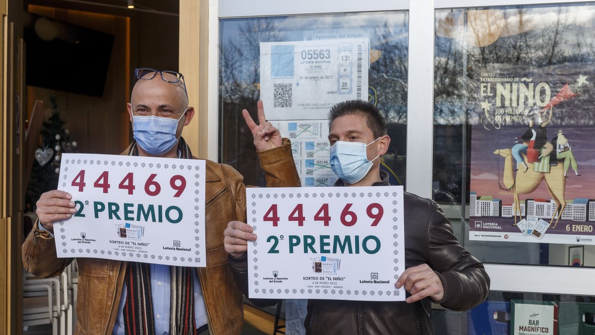 Jorge Soto, a la izquierda, al recibir el cartel con el segundo premio entregado por terminal. SANTI OTERO