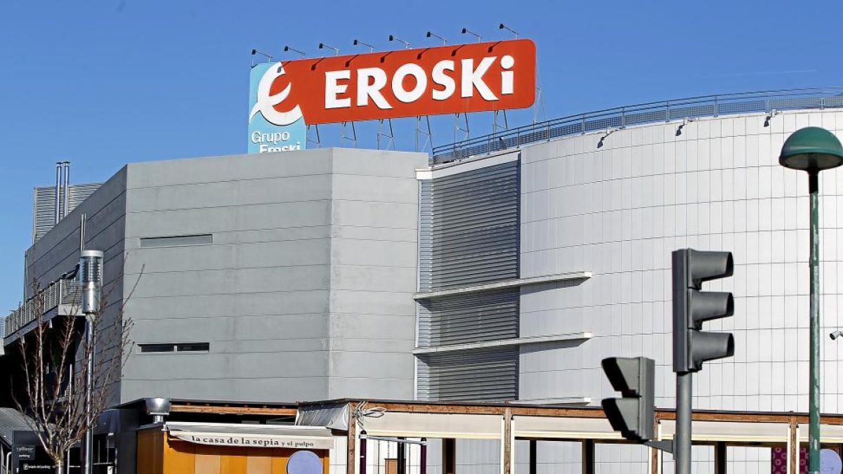 La fachada del Centro Comercial Vallsur con el cartel de Eroski en la carretera de Simancas-J. M. LOSTAU