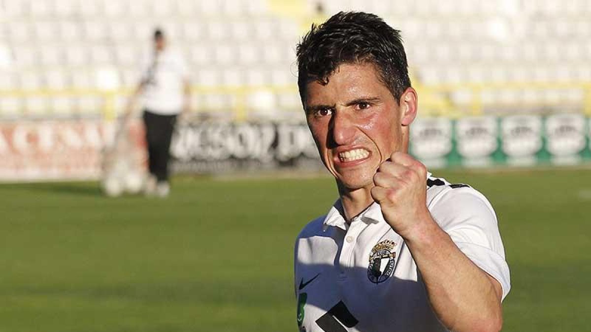Jorge Fernández hace un gesto de rabia después de que el equipo venciera al Coruxo.-SANTI OTERO