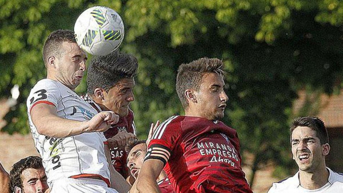 Lance del partido disputado enSan Amaro en la primera vuelta.-SANTI OTERO