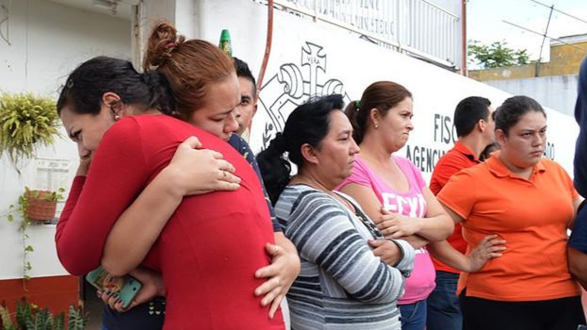 Familiares de los jóvenes desaparecidos en Tierra Blanca (Veracruz) esperan noticias de sus hijos ante la fiscalía local, el 2 de febrero.-EFE / SAUL RAMÍREZ