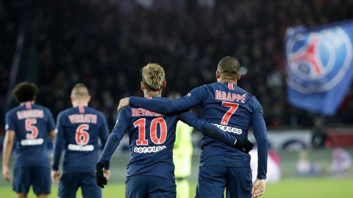 Neymar y Mbappe después del gol que marcó el exdelantero del Monaco al Lille en París.-AFP / VAN DER HASSELT