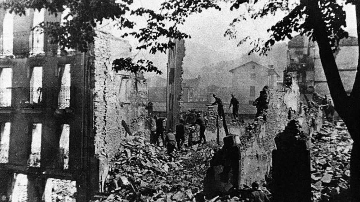 Durango quedó destruida por las bombas lanzadas por la aviación de Mussolini.-