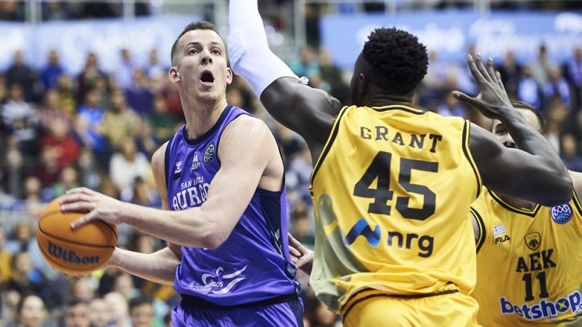 Salvó busca línea de pase durante un partido contienntal. B. B. HOJAS / SPB