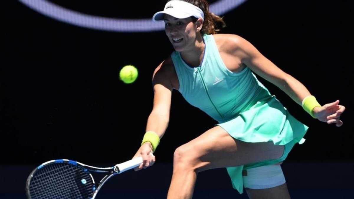 Garbiñe Muguruza, con el muslo vendado, en su partido ante Erakovic.-AFP / WILLIAM WEST