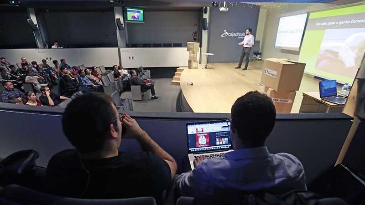 La impresora 3D no dejó de funcionar durante toda la mañana que duró el DevFest.-RAÚL G.OCHOA