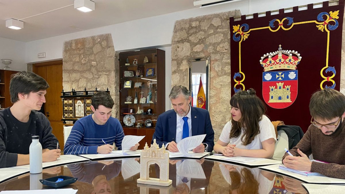 Imagen de la firma del acuerdo entre el rector y los representantes de los estudiantes. ECB