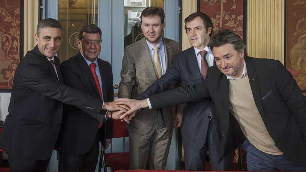 Los responsables de FundaciónCaja Burgos, Diputación, Ayuntamiento y de la entidad organizadora sellan el acuerdo.-RAÚL G. OCHOA