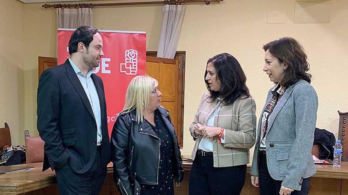 Los socialistas Peña,Arnaiz y Sierra instantes previos a comenzar el acto.-ECB