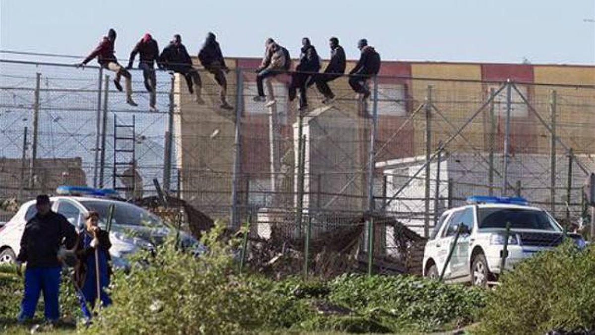 Inmigrantes en la valla de Melilla, el 30 de diciembre.-Foto: STRINGER / REUTERS