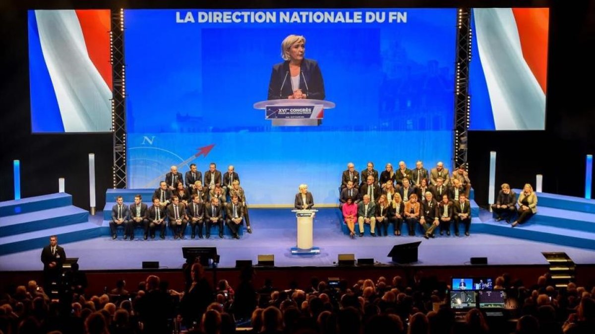 Marine Le Pen interviene en el congreso del Frente Nacional en Lille.-AFP / PHILIPPE HUGUEN
