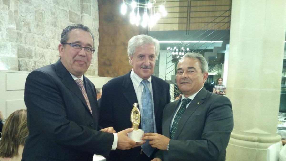 José María Peña Cebrecos y Antonio Vázquez recogen el premio de manos del presidente del Colegio Oficial de Aparejadores y Arquitectos Técnicos de Burgos-ECB