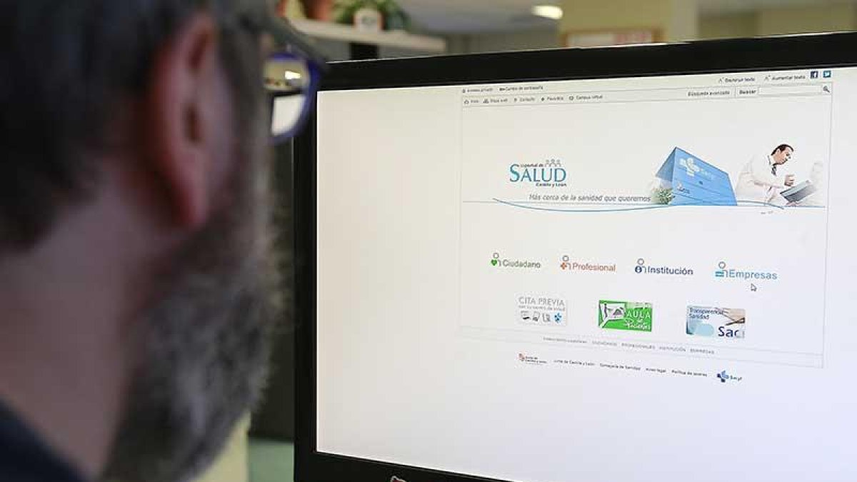 Un hombre consulta la página web de la Gerencia de Servicios Sociales para informarse de los trámites.-RAÚL G. OCHOA