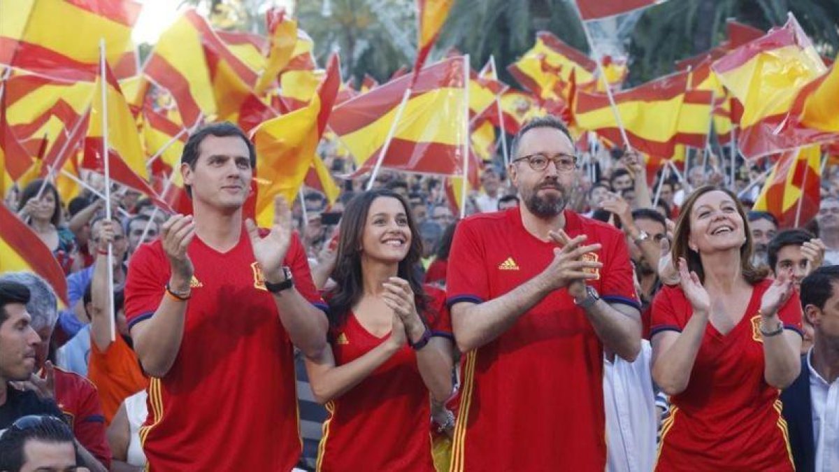 De izquierda a derecha, Albert Rivera, Inés Arrimadas, Juan Carlos Girauta y Carina Mejías, este viernes, frente a la pantalla instalada por Ciudadanos en Arc de Triomf.-JULIO CARBÓ