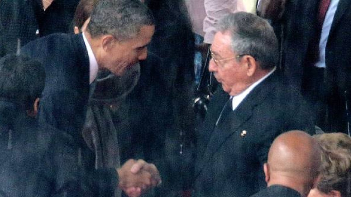 Obama y Raúl Castro, el año pasado en el funeral de Mandela.-Foto: EL PERIÓDICO