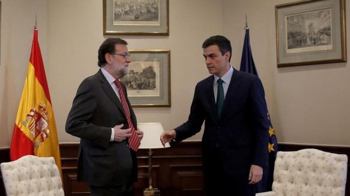 Pedro Sánchez y Mariano Rajoy durante una reunión en el Congreso de los Diputados.-JOSÉ LUIS ROCA