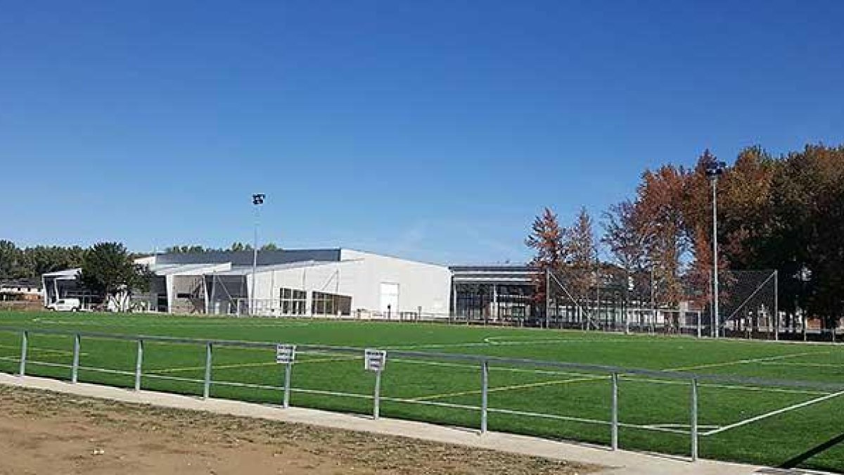 El polideportivo, situado junto al campo de fútbol, encara los últimos remates para abrir sus puertas el sábado y entrar en funcionamiento a partir del lunes.-ECB