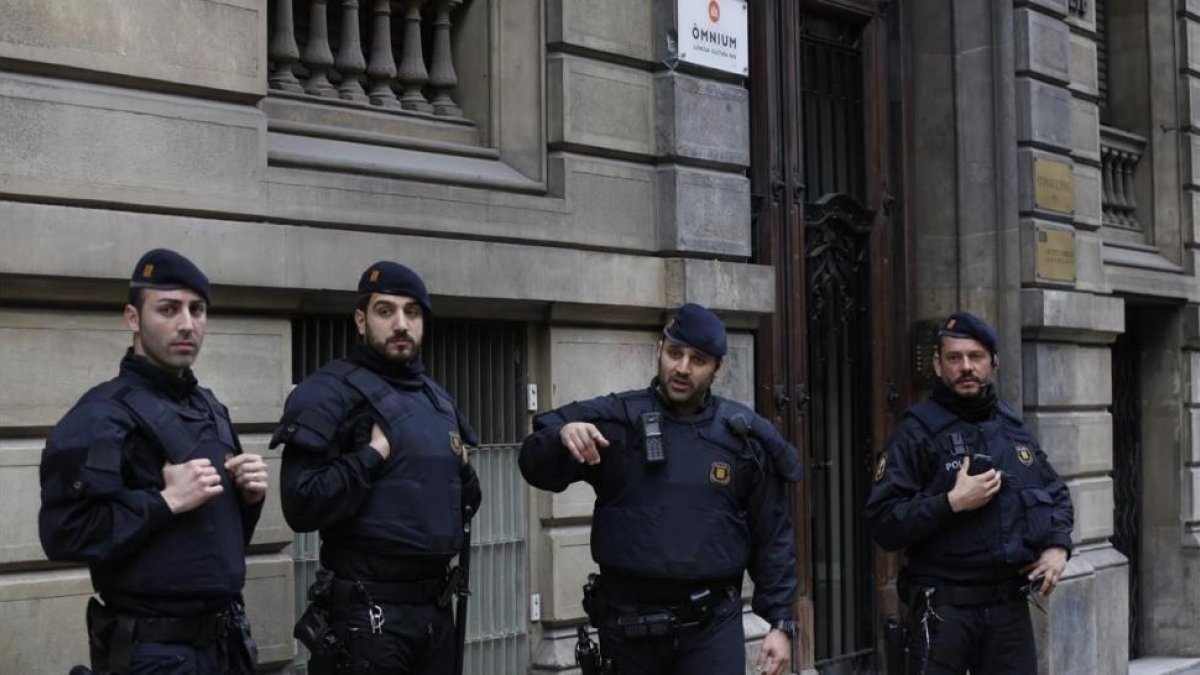 Los mossos en la entrada de Omnium-ALBERT BERTRAN