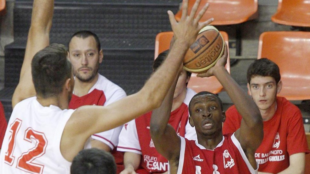 Brandon Gould finta un pase durante un partido.-SANTI OTERO