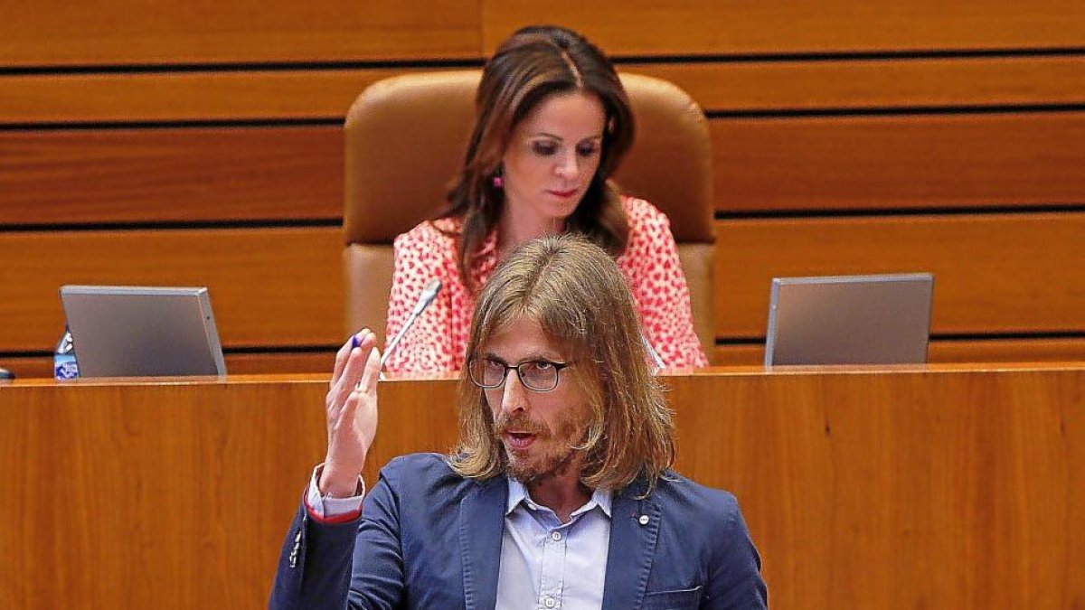 El portavoz de Podemos, Pablo Fernández, ayer durante el Debate sobre el estado de la Comunidad.-J. M. LOSTAU