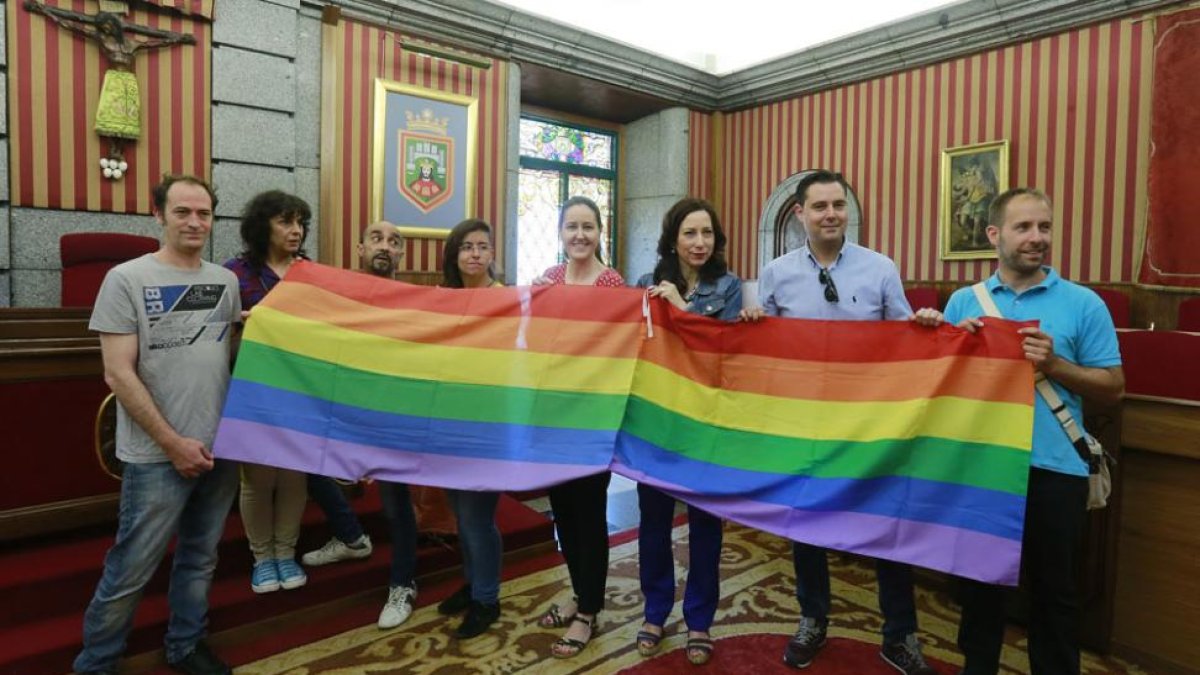 Miembros de Chrysallis, del colectivo LGTB y representes políticos, ayer, con la bandera en el Salón de Plenos.-RAÚL G. OCHOA