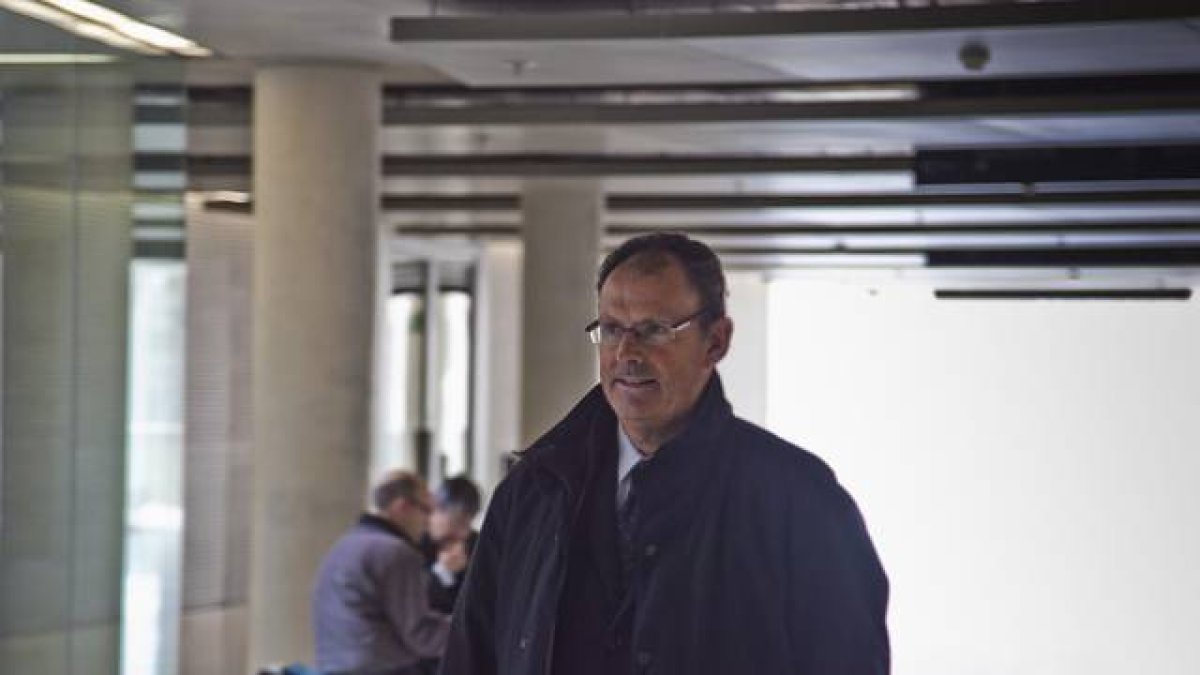 El abogado de Iñaki Urdangarin, Mario Pascual Vives, en la Ciutat de la Justícia, en Barcelona, el pasado 22 de marzo.-Foto:   JOAN S. PUIG PASQUAL