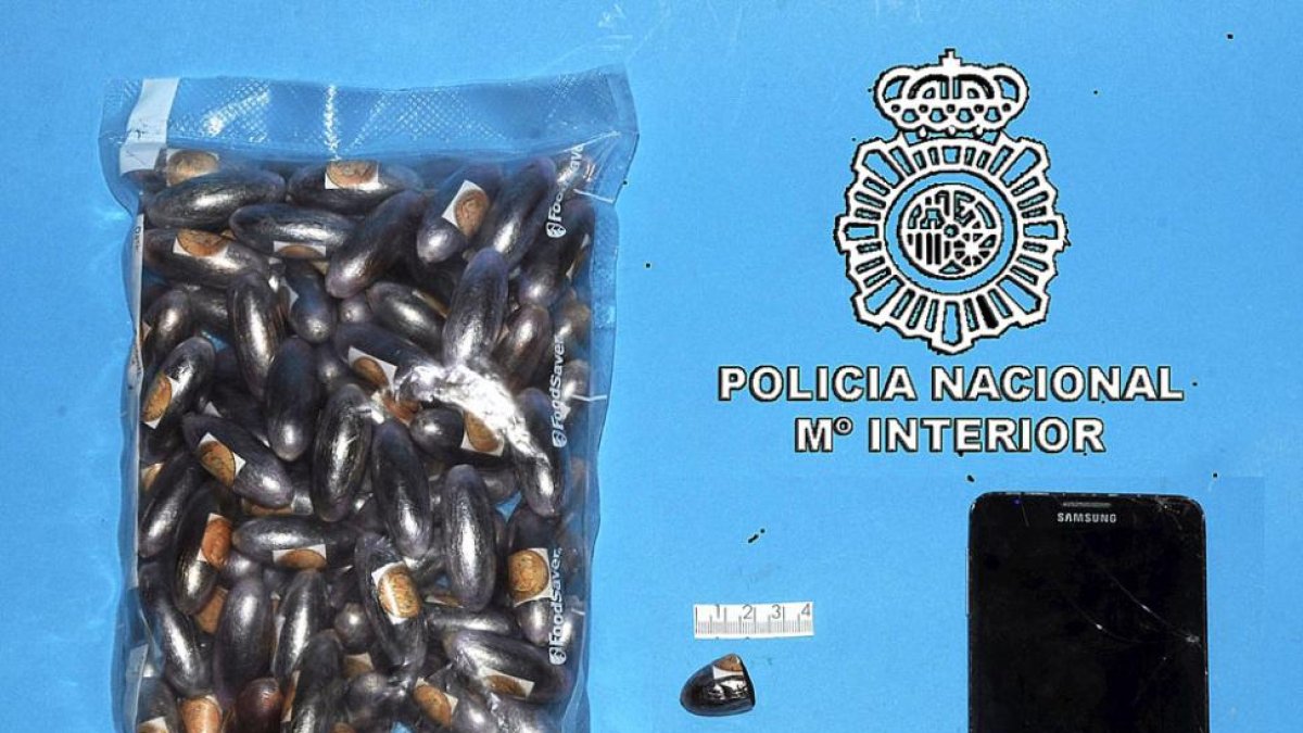Material incautado al detenido por la Policía.-ECB