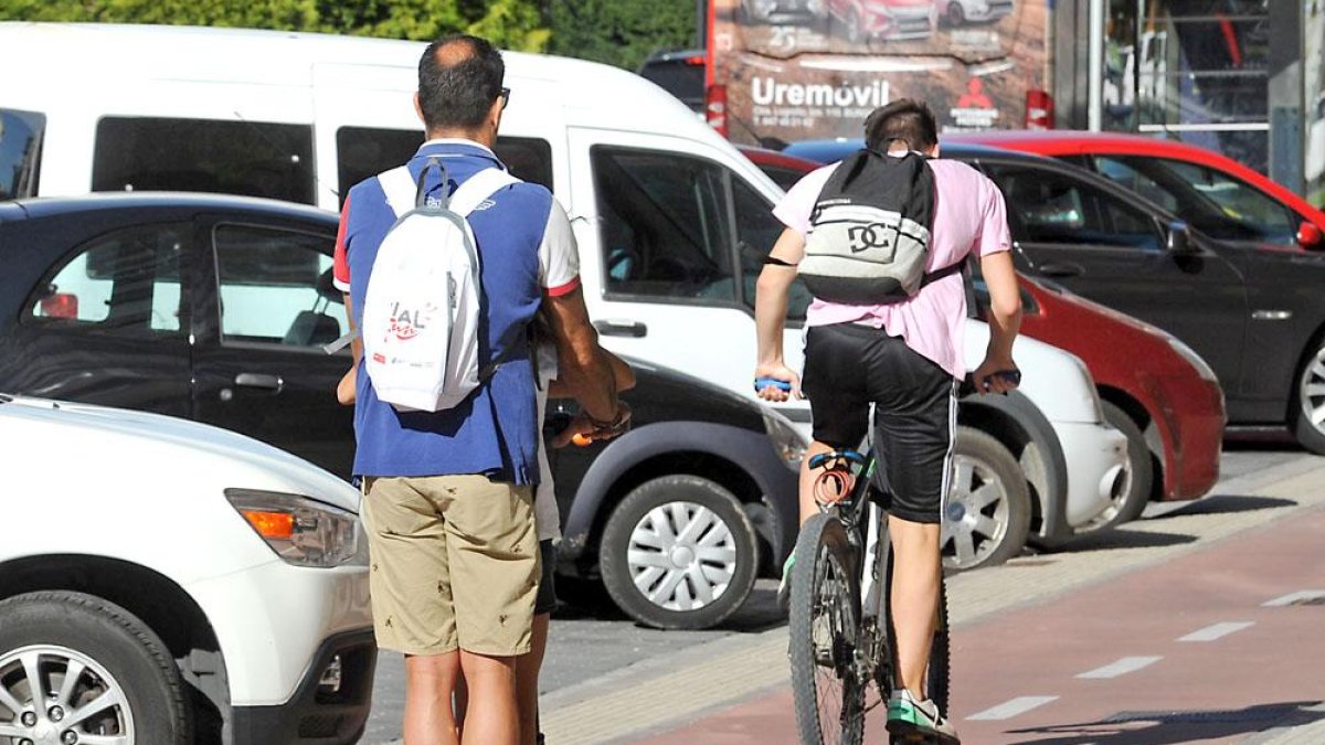 Un ciclista y un usuario del patinete comparten el carril bici en la capital burgalesa.-ISRAEL L. MURILLO