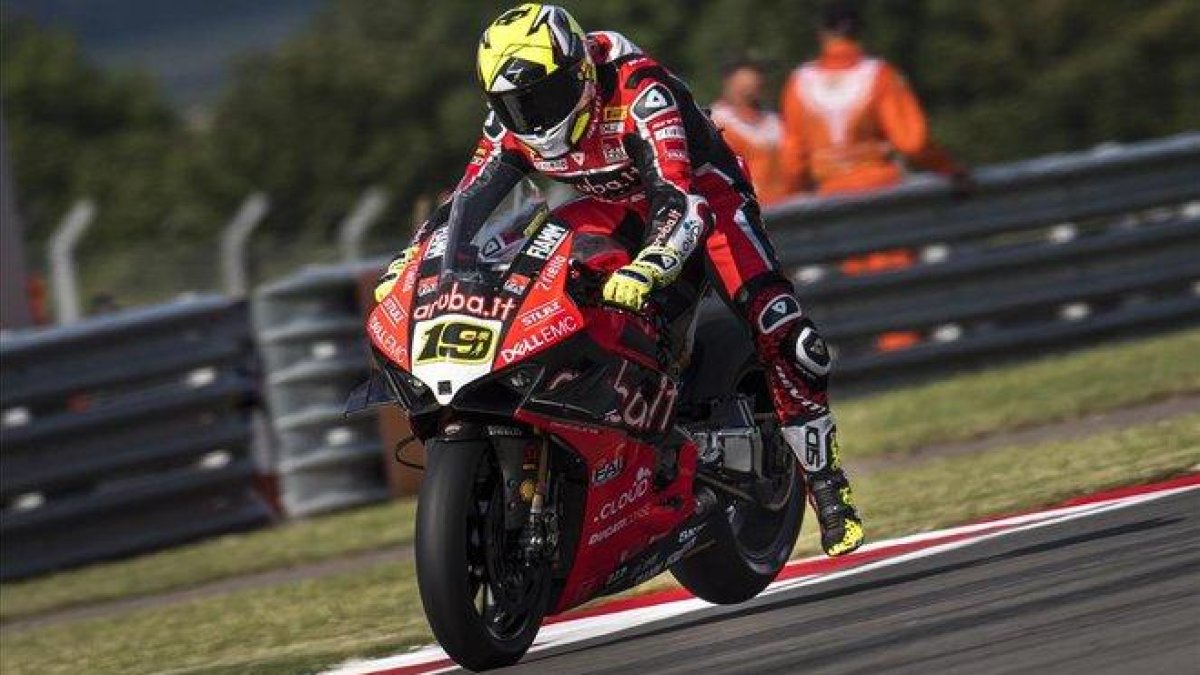 Álvaro Bautista, a los mandos de su Ducati, en el GP de Inglaterra, celebrado en Donington Park.-DUCATI ARUBA / MATTEO CAVADINI