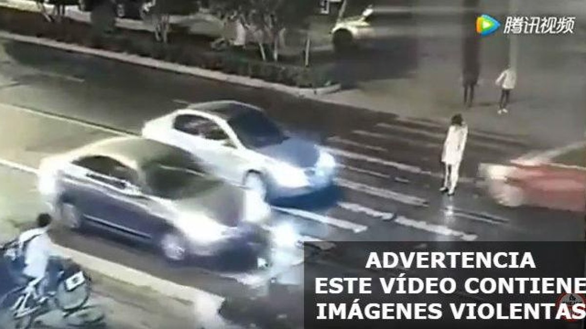 Una mujer muere en China tras ser atropellada dos veces en un paso cebra sin recibir ayuda ni de los conductores ni de los peatones.-