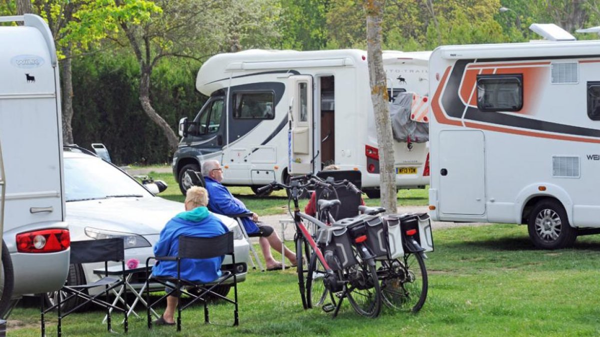 Unos campistas en el camping de Fuentes Blancas, situado al lado de una playa artificial y muy cercano a la ciudad  burgalesa.