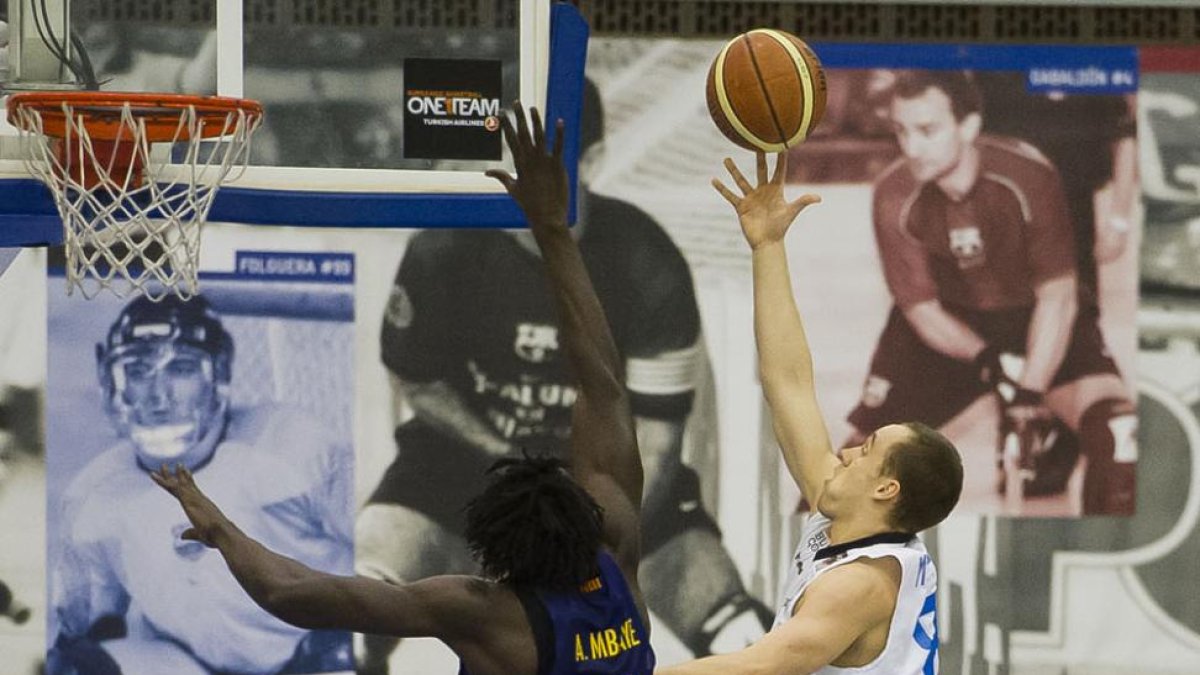 AntonMaresch deja la bandeja por encima de Mbaye, ayer.-VÍCTOR SALGADO / FCB