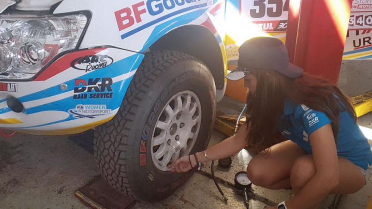 Cristina Gutiérrez revisa los últimos detalles del coche, ayer, en Lima.-TWITTER / @CRIS_TORTU