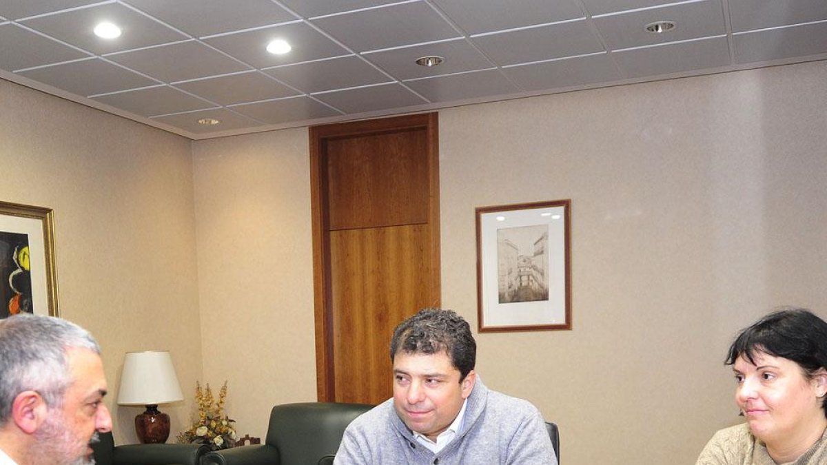 De la Fuente (izq) se reunió ayer con los ayuntamientos de Sargentes y de Valdeajos de la Lora.-I. L. M.