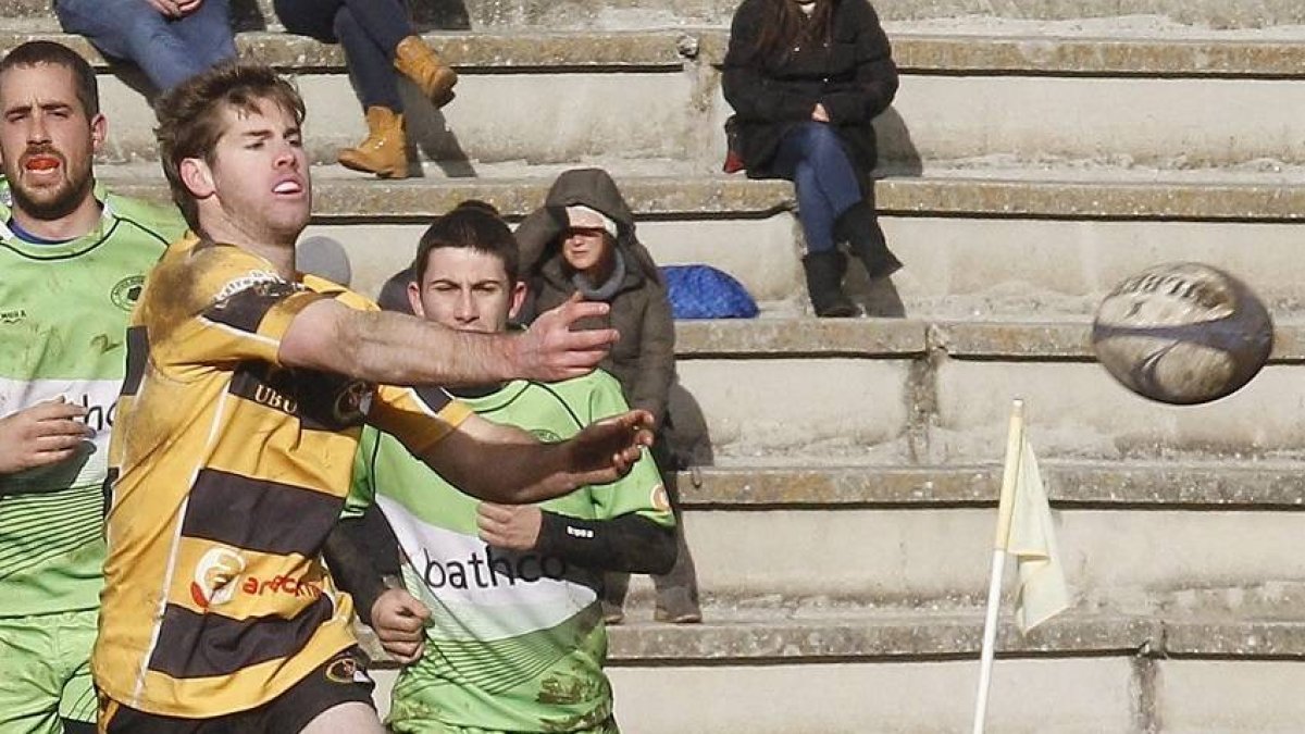 James Devlin transmite el oval en el último partido.-SANTI OTERO