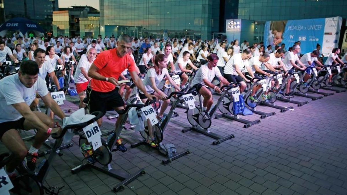 Sesion de spinning con la presencia de Joan Gracia de Tricicle y gente del mundo del deporte.-/ ÁLVARO MONGE