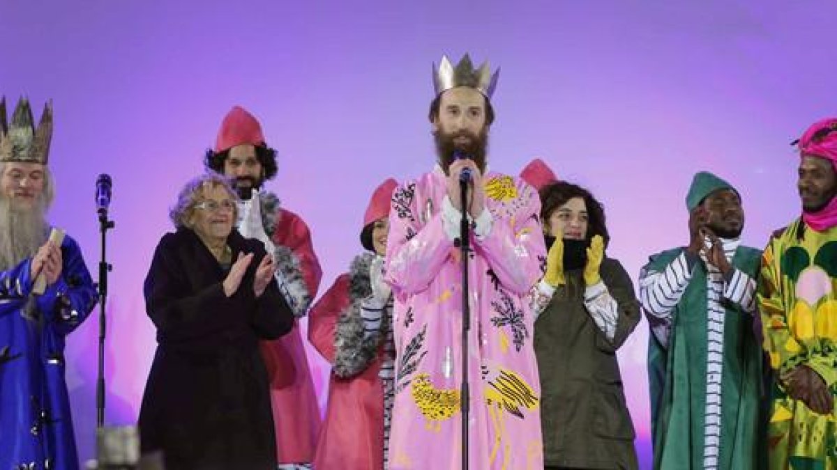 El rey Gaspar, acompañado de Melchor y Baltasar, junto a la alcaldesa de Madrid, Manuel Carmena, al final de la cabalgata de Madrid.-EFE / MARISCAL