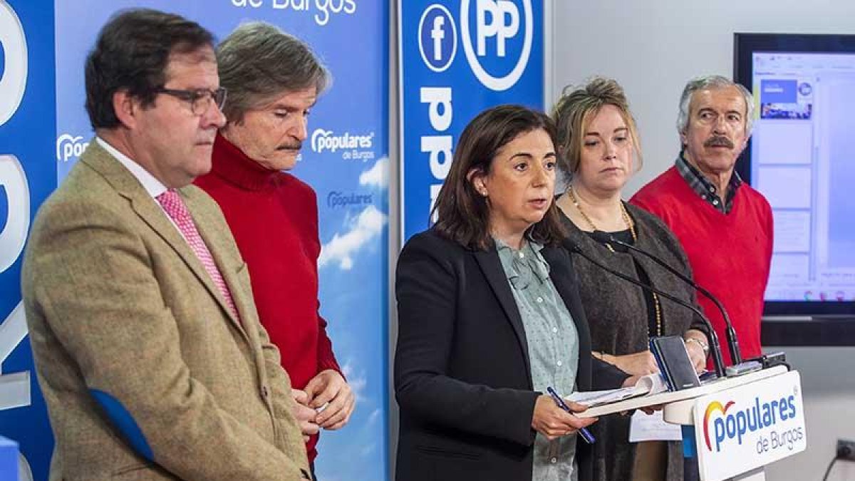 En el centro, Sandra Moneo, rodeada de candidatos del PP al Congreso y al Senado.-SANTI OTERO