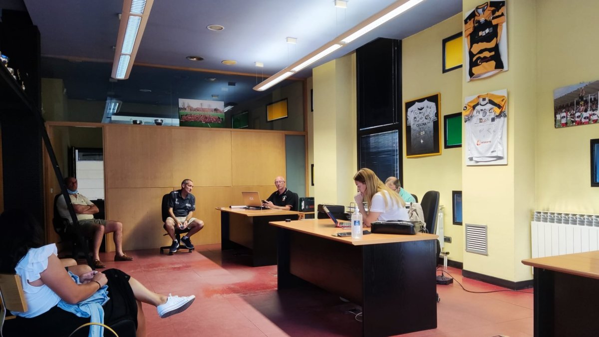 Imagen de la reunión de la junta directiva en la nueva sede. @RUGBYAPAREJOS