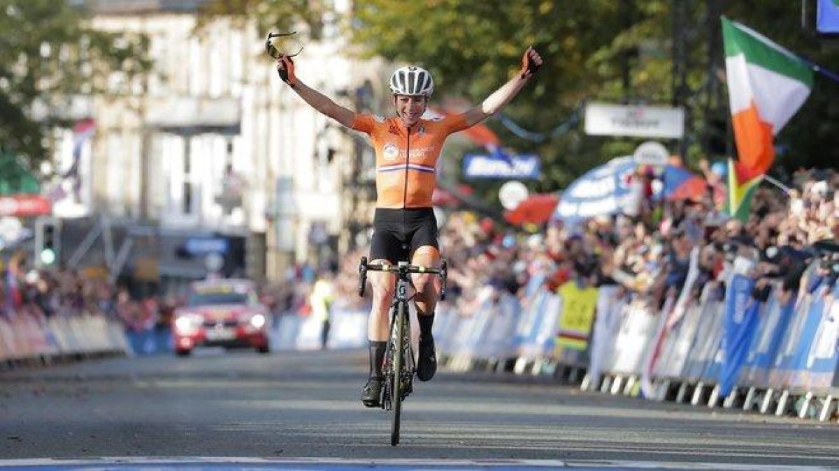 Annemiek van Vleuten celebra su triunfo en los Mundiales de Yorkshire.-MANU FERNÁNDEZ (AP)