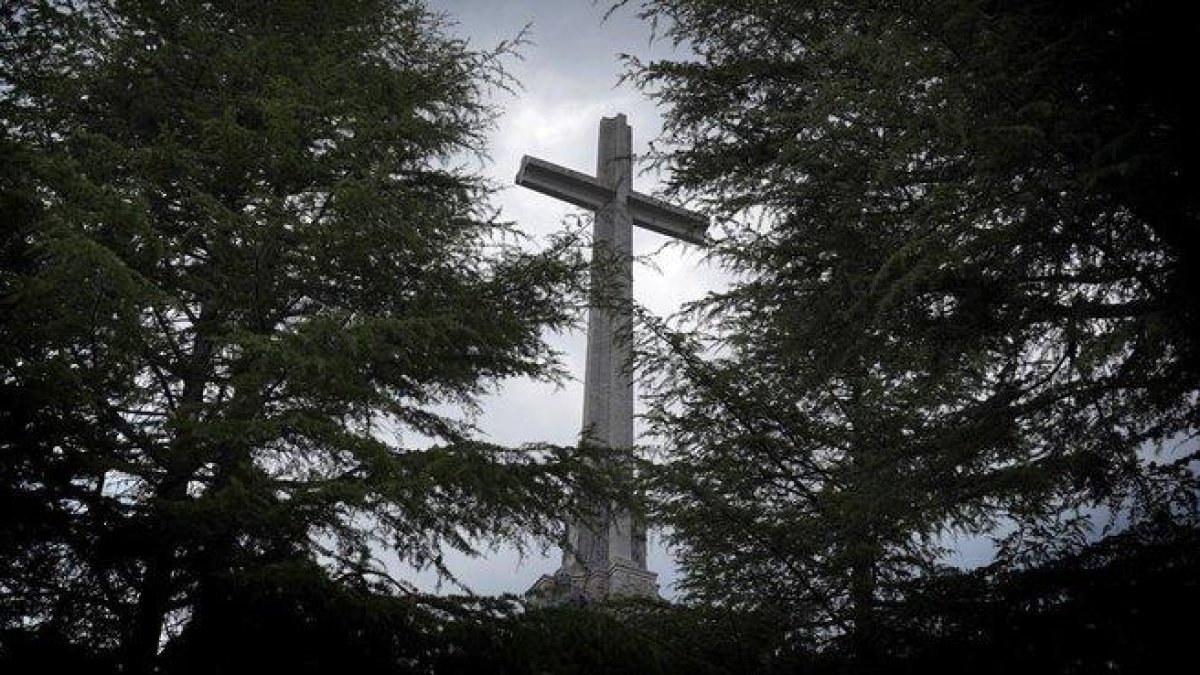 Imagen de la cruz de 150 metros del Valle de los Caídos.-JOSÉ LUIS ROCA