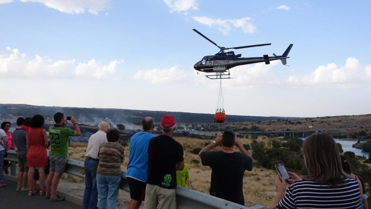 Incendio en las proximidades de la ciudad de Ávila.-ICAL