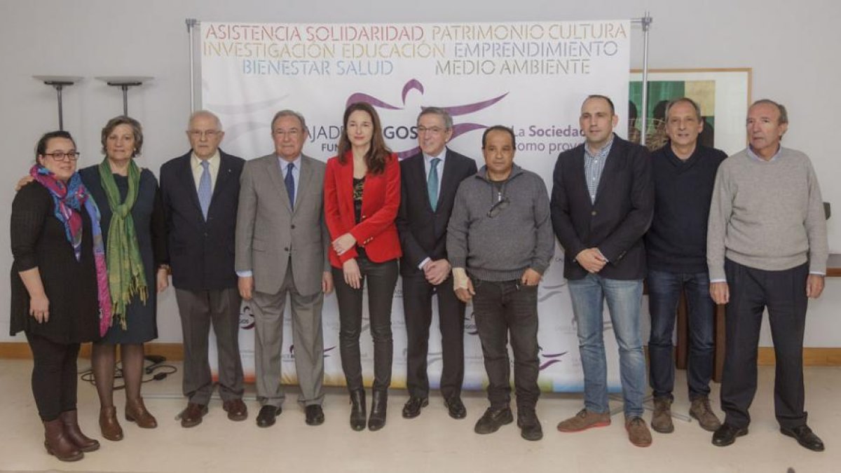 Responsables de Fundación Caja de Burgos y de las entidades y asociaciones beneficiarias, tras la firma del convenio.-SANTI OTERO