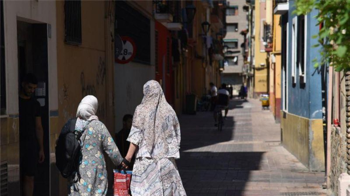 Dos mujeres en el Barrio del Gancho (Zaragoza).-ÁNGEL DE CASTRO