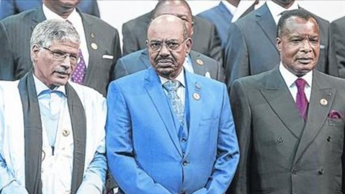 Omar al Bashir (en el centro), en la foto con los líderes africanos en la cumbre de la UA, en Johannesburgo.-AFP / GIANLUIGI GUERCIA