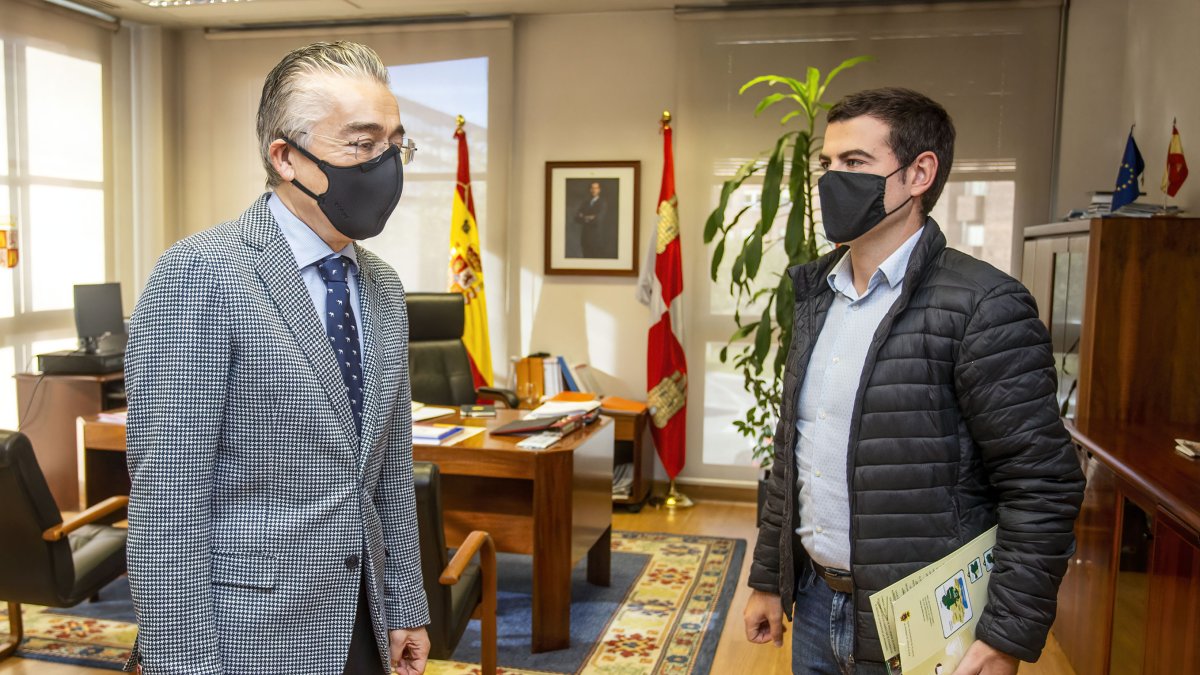 Roberto Sáiz (izq) y Adrián Serna (dch) ayer poco antes de comenzar su reunión en Burgos. SANTI OTERO