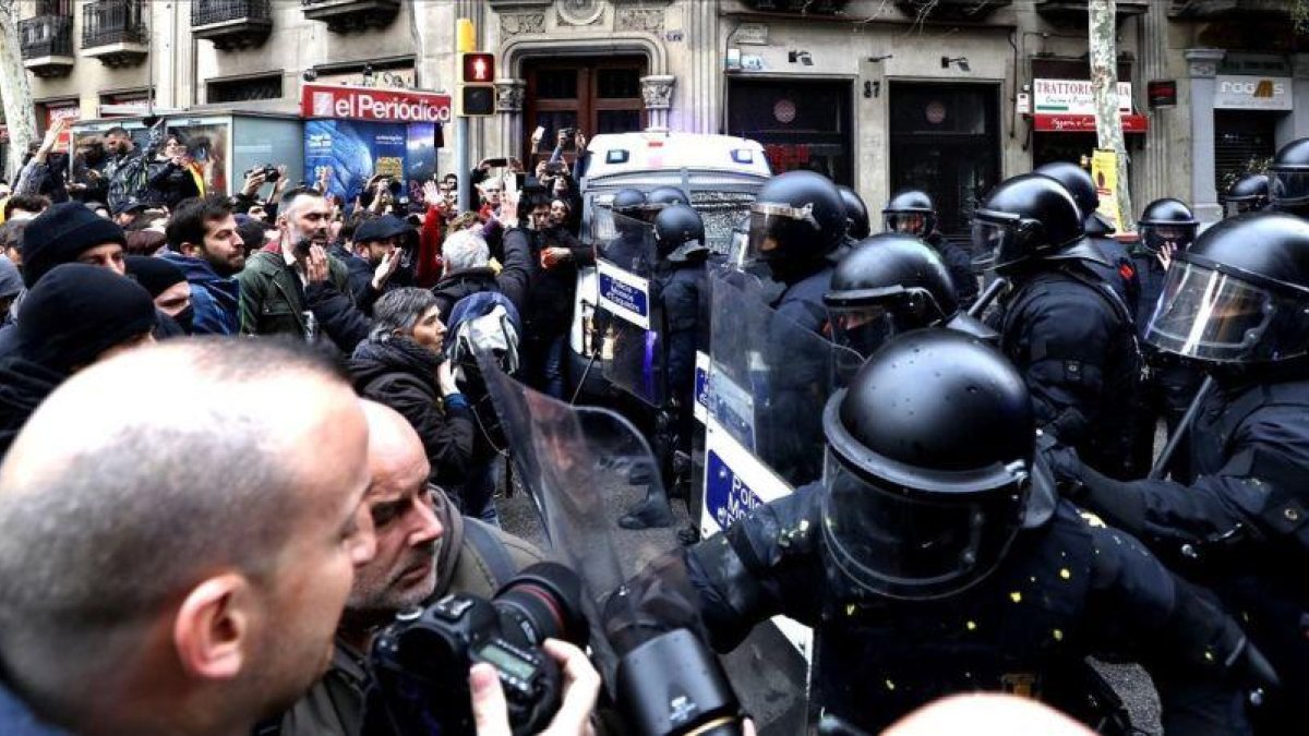 Manifestantes forcejean con mossos ante la Delegación del Gobierno en Cataluña.-ROBERT RAMOS
