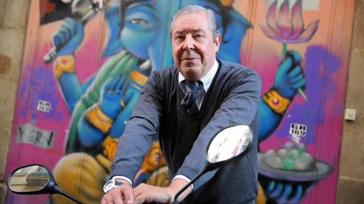 Antonio Cabanas, que publica su nueva novela histórica, 'El camino de los dioses', ambientada en el Egipto de los Ptolomeos, este miércoles en Barcelona, en una calle del Raval.-RICARD CUGAT
