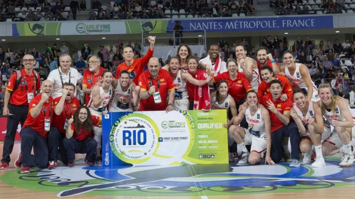 Las jugadoras de la selección posan tras clasificarse para Río-FEB