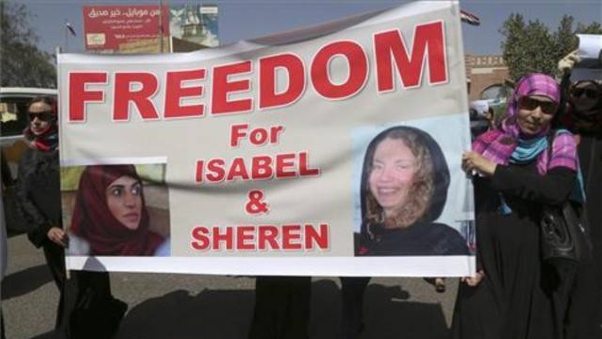 Activistas yemenís salen a la calle para pedir la liberación de la francesa Isabelle Prime y la traductora yemení Shereem Makai, el pasado 5 de marzo.-AP